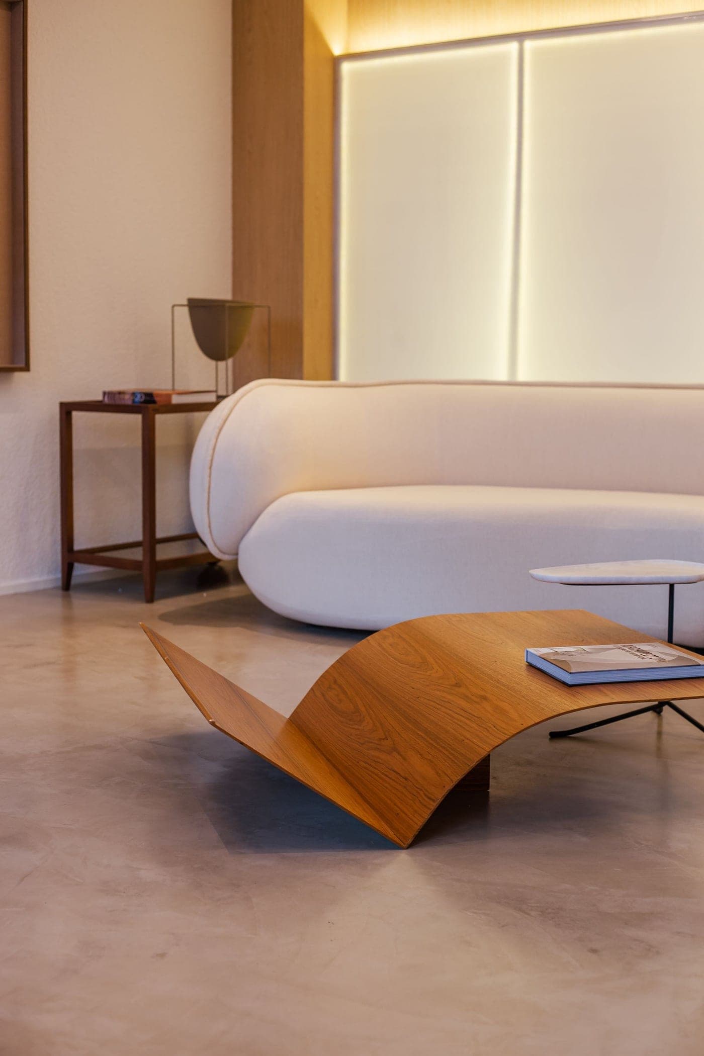Interno contemporaneo con pavimento continuo caldo, esempio illustrativo del risultato