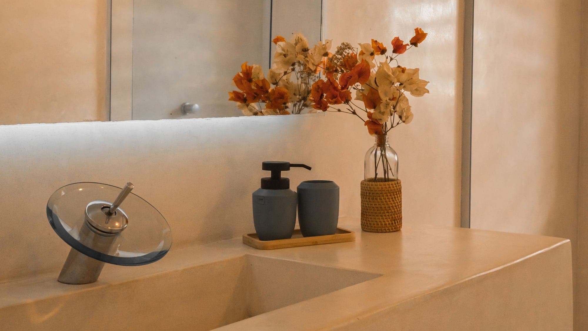 Dettaglio di lavabo e parete in finitura continua calda