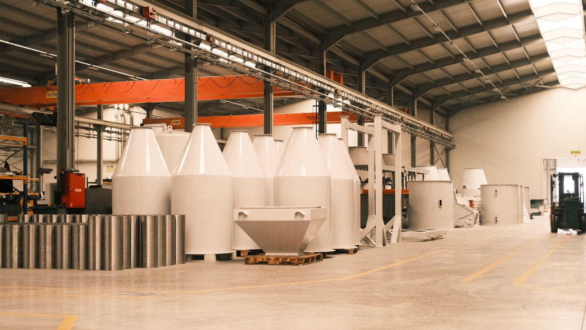 Reparto produttivo ordinato con pavimento chiaro e corsie delimitate