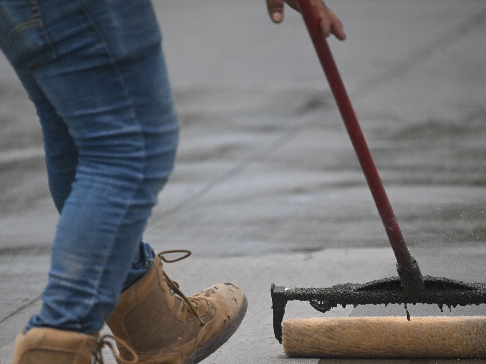 Squadra al lavoro nella stesura di un ciclo resinoso
