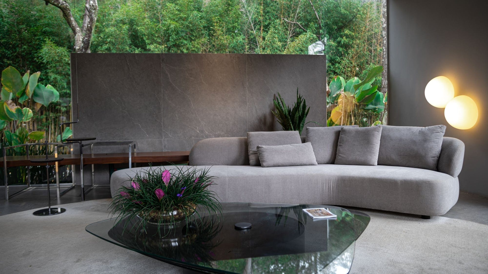 Zona giorno contemporanea con grande superficie continua e luce naturale