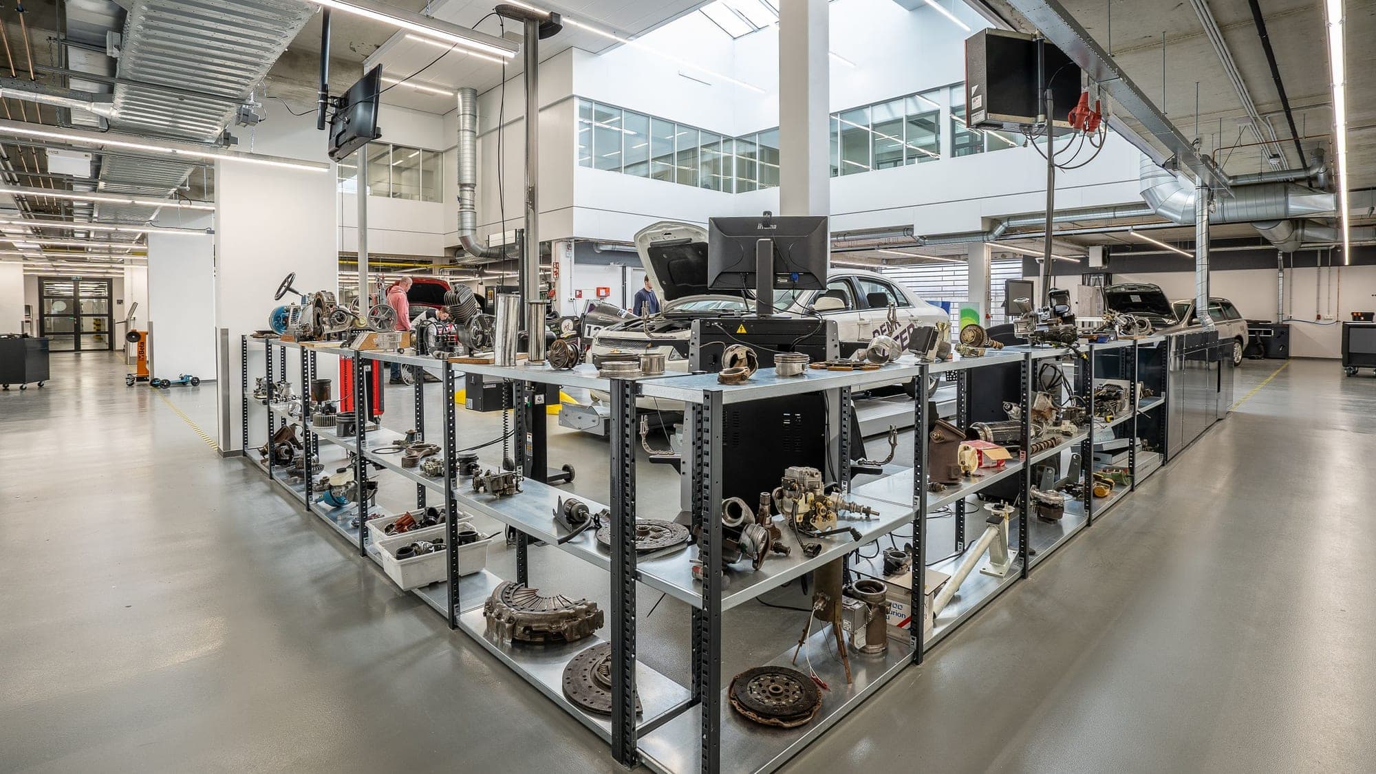 Officina con pavimentazione continua e postazioni di lavoro