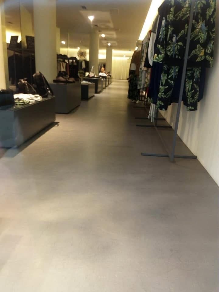 Pavimento continuo grigio in uno spazio commerciale