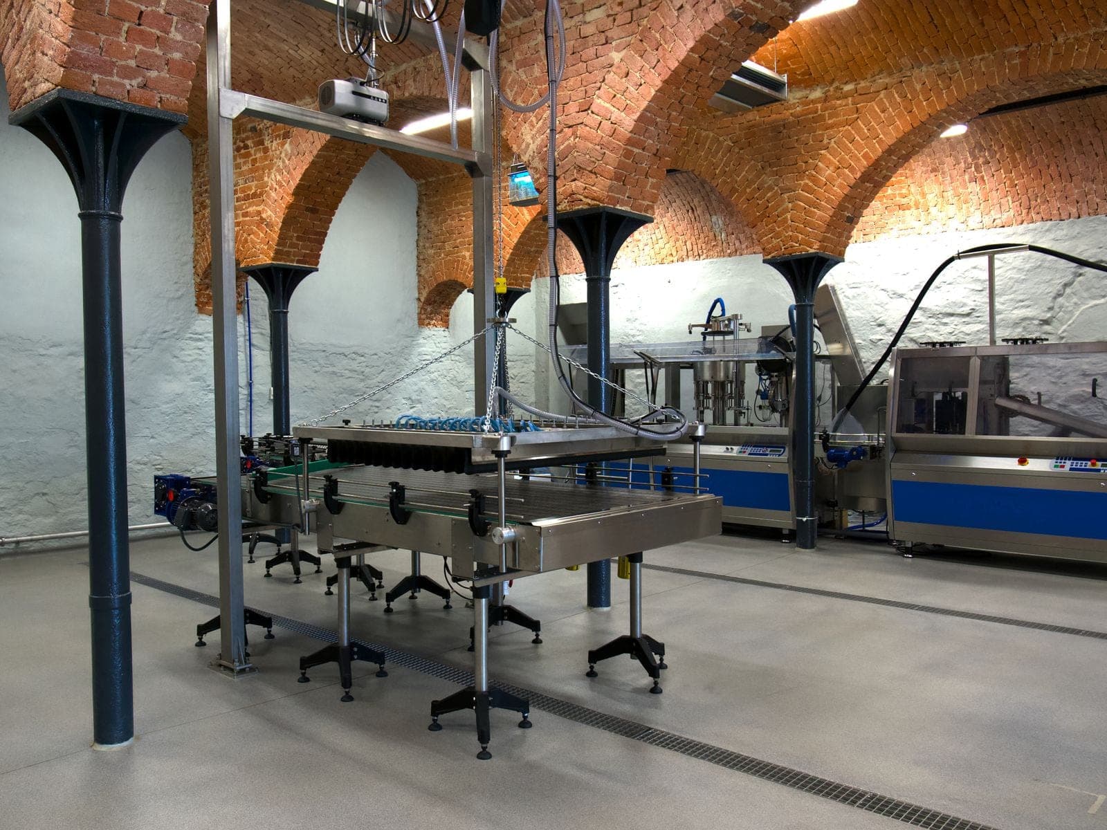 Ambiente tecnico con pavimentazione resinosa a tinta unita